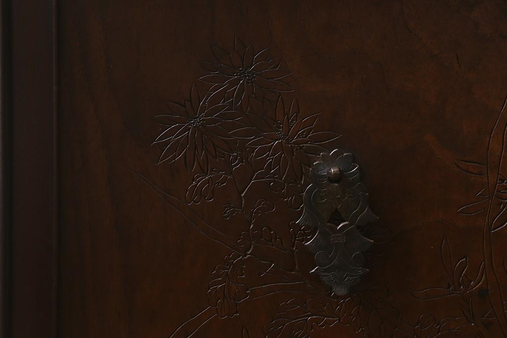 ビンテージ家具　指物家具　銘入り　菊と菖蒲　彫りが素敵な桑材　製の倹飩(けんどん)式戸棚(収納棚、飾棚)(R-042550)