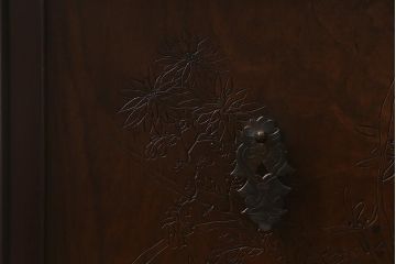 ビンテージ家具　指物家具　銘入り　菊と菖蒲　彫りが素敵な桑材　製の倹飩(けんどん)式戸棚(収納棚、飾棚)(R-042550)