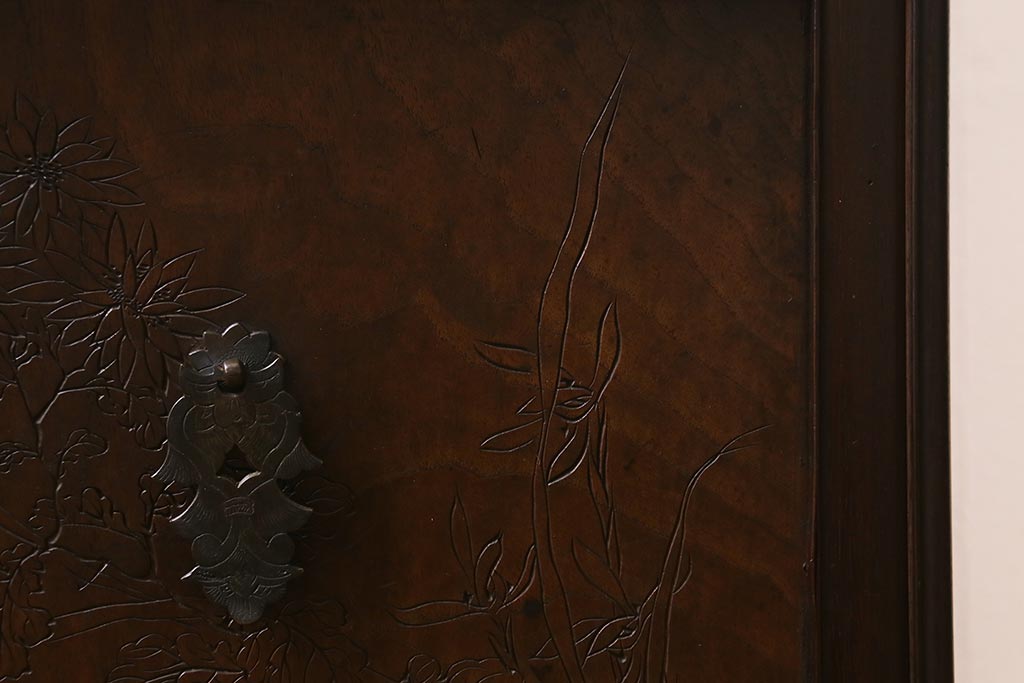 ビンテージ家具　指物家具　銘入り　菊と菖蒲　彫りが素敵な桑材　製の倹飩(けんどん)式戸棚(収納棚、飾棚)(R-042550)