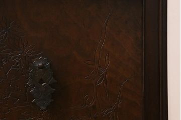 ビンテージ家具　指物家具　銘入り　菊と菖蒲　彫りが素敵な桑材　製の倹飩(けんどん)式戸棚(収納棚、飾棚)(R-042550)