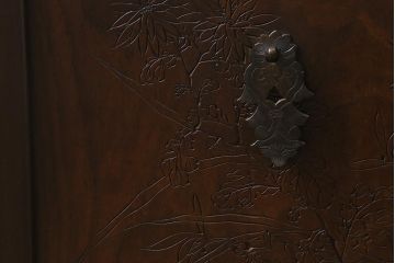 ビンテージ家具　指物家具　銘入り　菊と菖蒲　彫りが素敵な桑材　製の倹飩(けんどん)式戸棚(収納棚、飾棚)(R-042550)