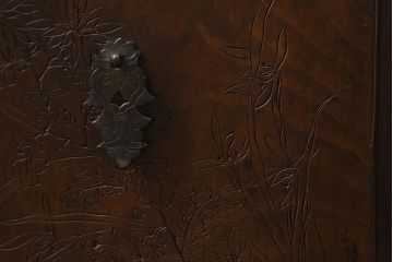 ビンテージ家具　指物家具　銘入り　菊と菖蒲　彫りが素敵な桑材　製の倹飩(けんどん)式戸棚(収納棚、飾棚)(R-042550)