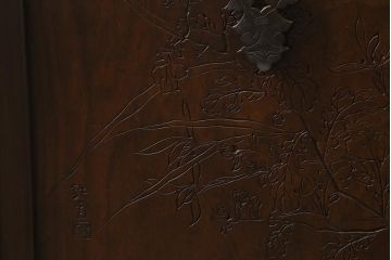 ビンテージ家具　指物家具　銘入り　菊と菖蒲　彫りが素敵な桑材　製の倹飩(けんどん)式戸棚(収納棚、飾棚)(R-042550)