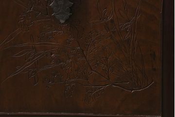 ビンテージ家具　指物家具　銘入り　菊と菖蒲　彫りが素敵な桑材　製の倹飩(けんどん)式戸棚(収納棚、飾棚)(R-042550)