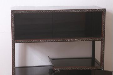 時代物　昭和中期　細かな螺鈿の装飾が美しい飾り棚(飾棚、茶棚)(R-042551)