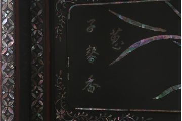 時代物　昭和中期　細かな螺鈿の装飾が美しい飾り棚(飾棚、茶棚)(R-042551)