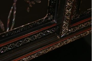 時代物　昭和中期　細かな螺鈿の装飾が美しい飾り棚(飾棚、茶棚)(R-042551)