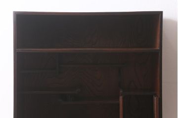 アンティーク家具　漆塗り　三方欅材　玉杢　貫録と上品さを兼ね備えた上手物の茶箪笥(茶棚、収納棚、キャビネット)(R-042553)