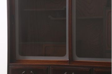 アンティーク家具　漆塗り　三方欅材　玉杢　貫録と上品さを兼ね備えた上手物の茶箪笥(茶棚、収納棚、キャビネット)(R-042553)