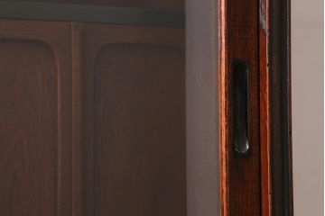 アンティーク家具　漆塗り　三方欅材　玉杢　貫録と上品さを兼ね備えた上手物の茶箪笥(茶棚、収納棚、キャビネット)(R-042553)