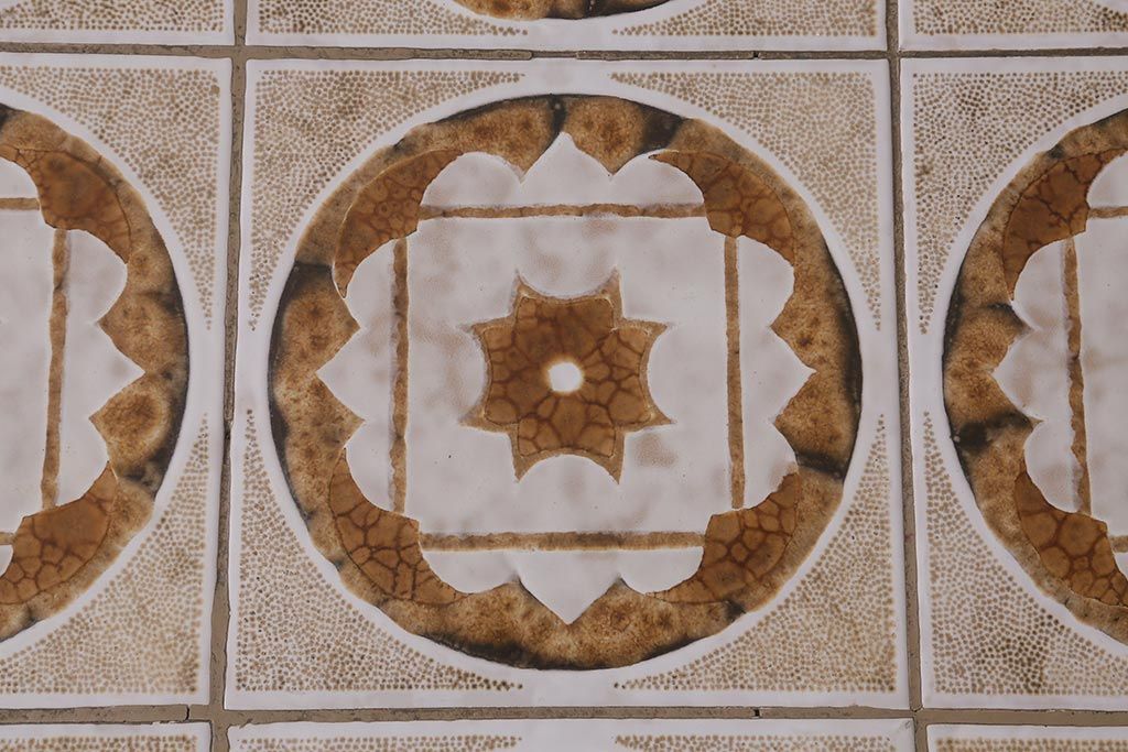 ヴィンテージ家具　北欧ビンテージ　G-PLAN(ジープラン)　チーク材　レトロな模様のタイルトップが魅力のコーヒーテーブル(センターテーブル)(R-042554)