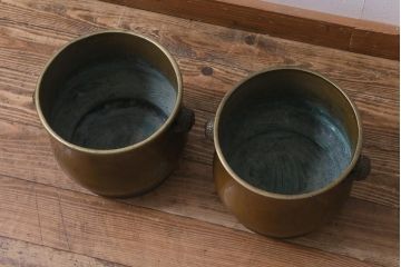 アンティーク雑貨　取っ手がおしゃれな真鍮火鉢一対(手あぶり、金属火鉢)(R-042571)