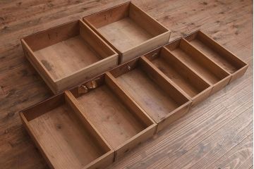 アンティーク家具　大正昭和初期　前面ケヤキ材　レトロな佇まいが魅力の重ね戸棚(関東水屋箪笥、茶箪笥、収納棚、キャビネット)(R-042573)
