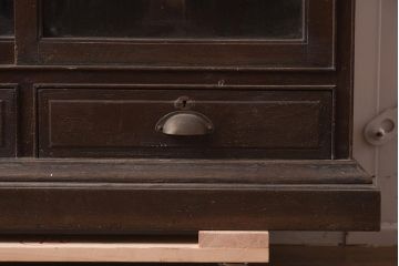 アンティーク家具　和製アンティーク　栓材　大正ロマン　和洋折衷デザインが魅力のガラス戸棚(収納棚、飾り棚、食器棚、キャビネット)(R-042575)