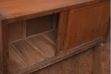 アンティーク家具　昭和中期　素朴な雰囲気が魅力の脚付きローボード(戸棚、収納棚)(R-042576)