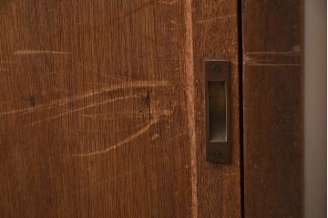 アンティーク家具　昭和中期　素朴な雰囲気が魅力の脚付きローボード(戸棚、収納棚)(R-042576)
