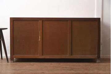 アンティーク家具　昭和中期　素朴な雰囲気が魅力の脚付きローボード(戸棚、収納棚)(R-042576)