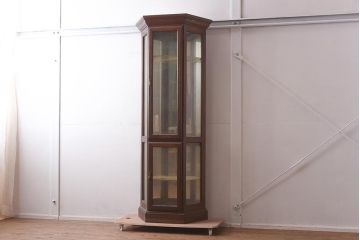 ビンテージ家具　栗材　ミラー付き　洋家具のような佇まいがおしゃれな縦型ガラスケース(ショーケース、陳列棚)(R-042577)