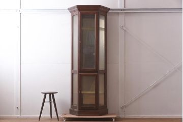 ビンテージ家具　栗材　ミラー付き　洋家具のような佇まいがおしゃれな縦型ガラスケース(ショーケース、陳列棚)(R-042577)