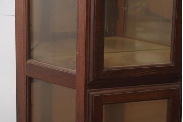 ビンテージ家具　栗材　ミラー付き　洋家具のような佇まいがおしゃれな縦型ガラスケース(ショーケース、陳列棚)(R-042577)