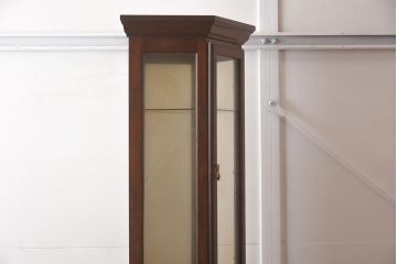 ビンテージ家具　栗材　ミラー付き　洋家具のような佇まいがおしゃれな縦型ガラスケース(ショーケース、陳列棚)(R-042577)