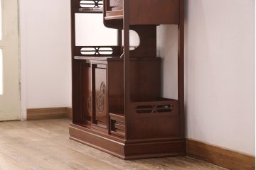 中古　国産　指物家具　花梨(カリン)材　丸く縁取られた彫りが可愛らしい飾り棚(茶棚、収納棚)(定価約45万円)(R-042578)