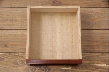 中古　国産　指物家具　花梨(カリン)材　丸く縁取られた彫りが可愛らしい飾り棚(茶棚、収納棚)(定価約45万円)(R-042578)