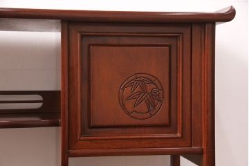 中古　国産　指物家具　花梨(カリン)材　丸く縁取られた彫りが可愛らしい飾り棚(茶棚、収納棚)(定価約45万円)(R-042578)