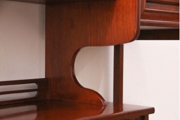 中古　国産　指物家具　花梨(カリン)材　丸く縁取られた彫りが可愛らしい飾り棚(茶棚、収納棚)(定価約45万円)(R-042578)