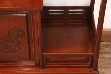 中古　国産　指物家具　花梨(カリン)材　丸く縁取られた彫りが可愛らしい飾り棚(茶棚、収納棚)(定価約45万円)(R-042578)