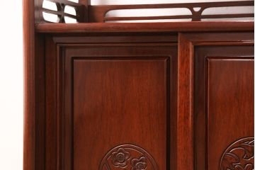 中古　国産　指物家具　花梨(カリン)材　丸く縁取られた彫りが可愛らしい飾り棚(茶棚、収納棚)(定価約45万円)(R-042578)