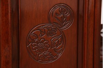 中古　国産　指物家具　花梨(カリン)材　丸く縁取られた彫りが可愛らしい飾り棚(茶棚、収納棚)(定価約45万円)(R-042578)