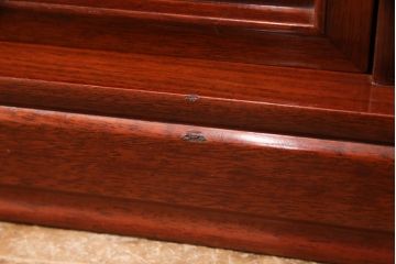 中古　国産　指物家具　花梨(カリン)材　丸く縁取られた彫りが可愛らしい飾り棚(茶棚、収納棚)(定価約45万円)(R-042578)