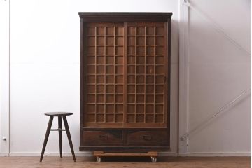 アンティーク家具　黒柿材　古い趣が魅力の木製下駄箱(収納棚、キャビネット)(R-042582)