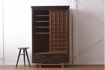 アンティーク家具　黒柿材　古い趣が魅力の木製下駄箱(収納棚、キャビネット)(R-042582)