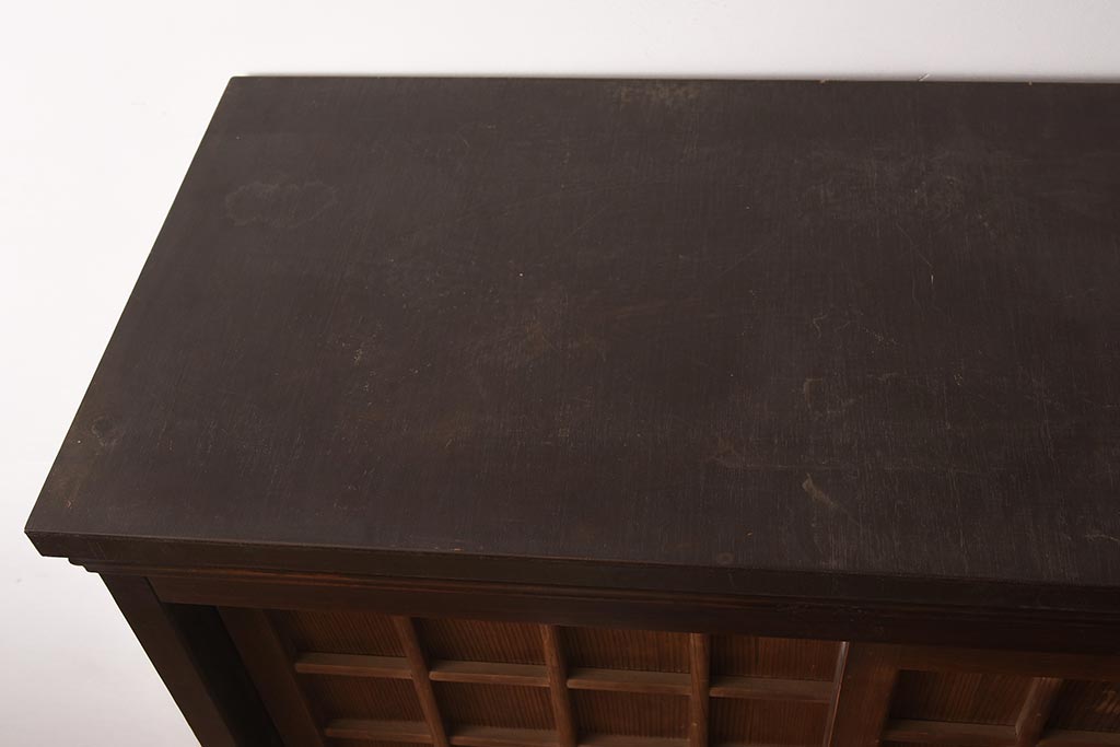 アンティーク家具　黒柿材　古い趣が魅力の木製下駄箱(収納棚、キャビネット)(R-042582)