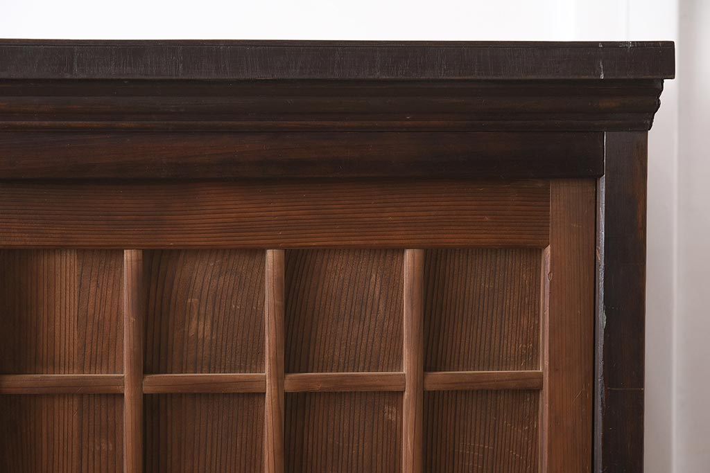 アンティーク家具　黒柿材　古い趣が魅力の木製下駄箱(収納棚、キャビネット)(R-042582)