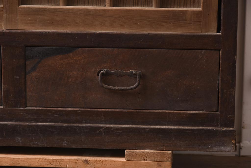 アンティーク家具　黒柿材　古い趣が魅力の木製下駄箱(収納棚、キャビネット)(R-042582)