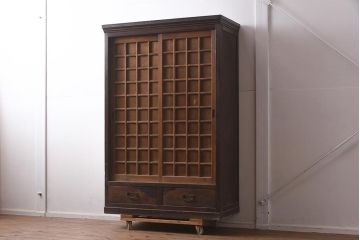 アンティーク家具　黒柿材　古い趣が魅力の木製下駄箱(収納棚、キャビネット)(R-042582)