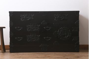 中古美品　遠野民芸家具　ケヤキ材　南部鉄器金具　上質な和の雰囲気漂う衣装箪笥(チェスト、引き出し、リビングボード)(定価約42万円)