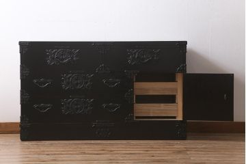 中古美品　遠野民芸家具　ケヤキ材　南部鉄器金具　上質な和の雰囲気漂う衣装箪笥(チェスト、引き出し、リビングボード)(定価約42万円)