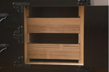 中古美品　遠野民芸家具　ケヤキ材　南部鉄器金具　上質な和の雰囲気漂う衣装箪笥(チェスト、引き出し、リビングボード)(定価約42万円)