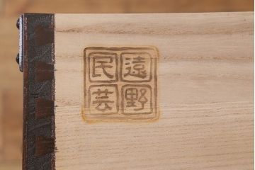 中古美品　遠野民芸家具　ケヤキ材　南部鉄器金具　上質な和の雰囲気漂う衣装箪笥(チェスト、引き出し、リビングボード)(定価約42万円)