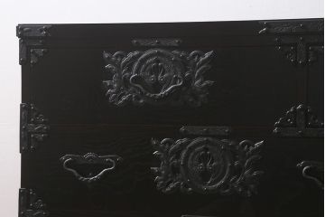 中古美品　遠野民芸家具　ケヤキ材　南部鉄器金具　上質な和の雰囲気漂う衣装箪笥(チェスト、引き出し、リビングボード)(定価約42万円)