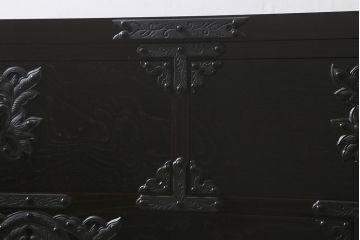 中古美品　遠野民芸家具　ケヤキ材　南部鉄器金具　上質な和の雰囲気漂う衣装箪笥(チェスト、引き出し、リビングボード)(定価約42万円)