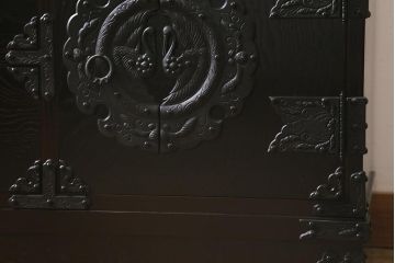中古美品　遠野民芸家具　ケヤキ材　南部鉄器金具　上質な和の雰囲気漂う衣装箪笥(チェスト、引き出し、リビングボード)(定価約42万円)