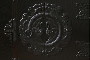 中古美品　遠野民芸家具　ケヤキ材　南部鉄器金具　上質な和の雰囲気漂う衣装箪笥(チェスト、引き出し、リビングボード)(定価約42万円)