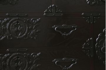 中古美品　遠野民芸家具　ケヤキ材　南部鉄器金具　上質な和の雰囲気漂う衣装箪笥(チェスト、引き出し、リビングボード)(定価約42万円)