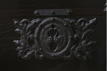 中古美品　遠野民芸家具　ケヤキ材　南部鉄器金具　上質な和の雰囲気漂う衣装箪笥(チェスト、引き出し、リビングボード)(定価約42万円)