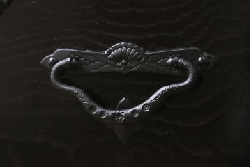 中古美品　遠野民芸家具　ケヤキ材　南部鉄器金具　上質な和の雰囲気漂う衣装箪笥(チェスト、引き出し、リビングボード)(定価約42万円)